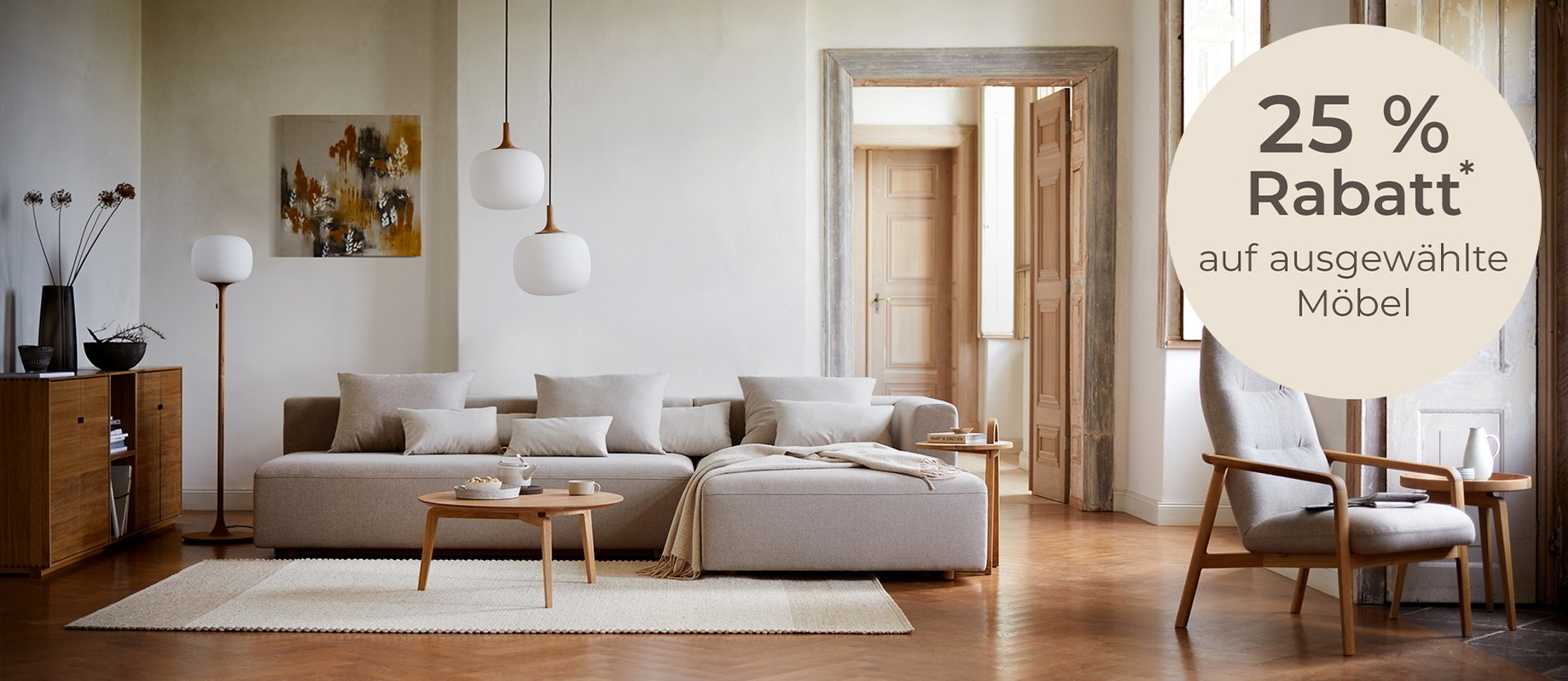 Ein Wohnzimmer mit bodennaher Couch, skandinavisch eingerichtet