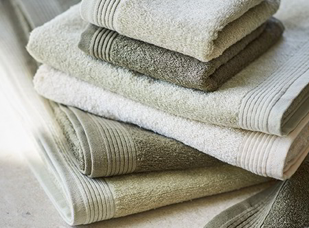 Handtücher, Badematten und Bademäntel aus Baumwolle und Halbleinen aus kontrolliert biologischem Anbau.