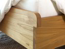 Steckverbindungen mit Holzdübeln zwischen  den seitlichen Bettwangen und dem Fußteil