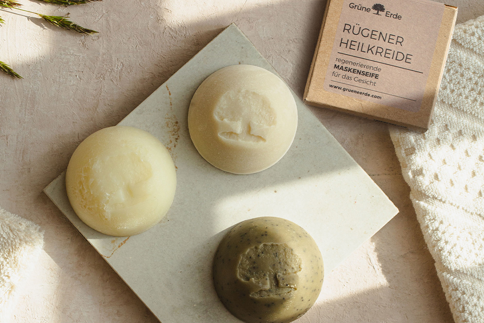 Feste Naturseifen auf hellem Untergrund mit minimalistischer Präsentation