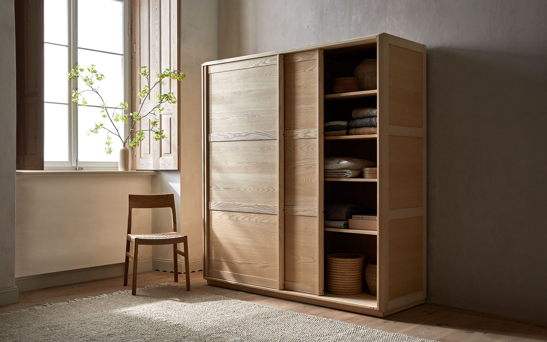 Kleiderschrank Akumi – Massivholz & klare Eleganz