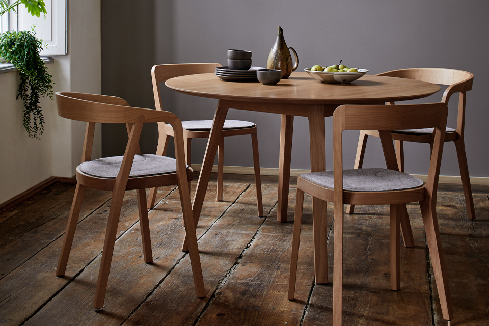 Massivholztisch Mirato mit Sühle im Esszimmer