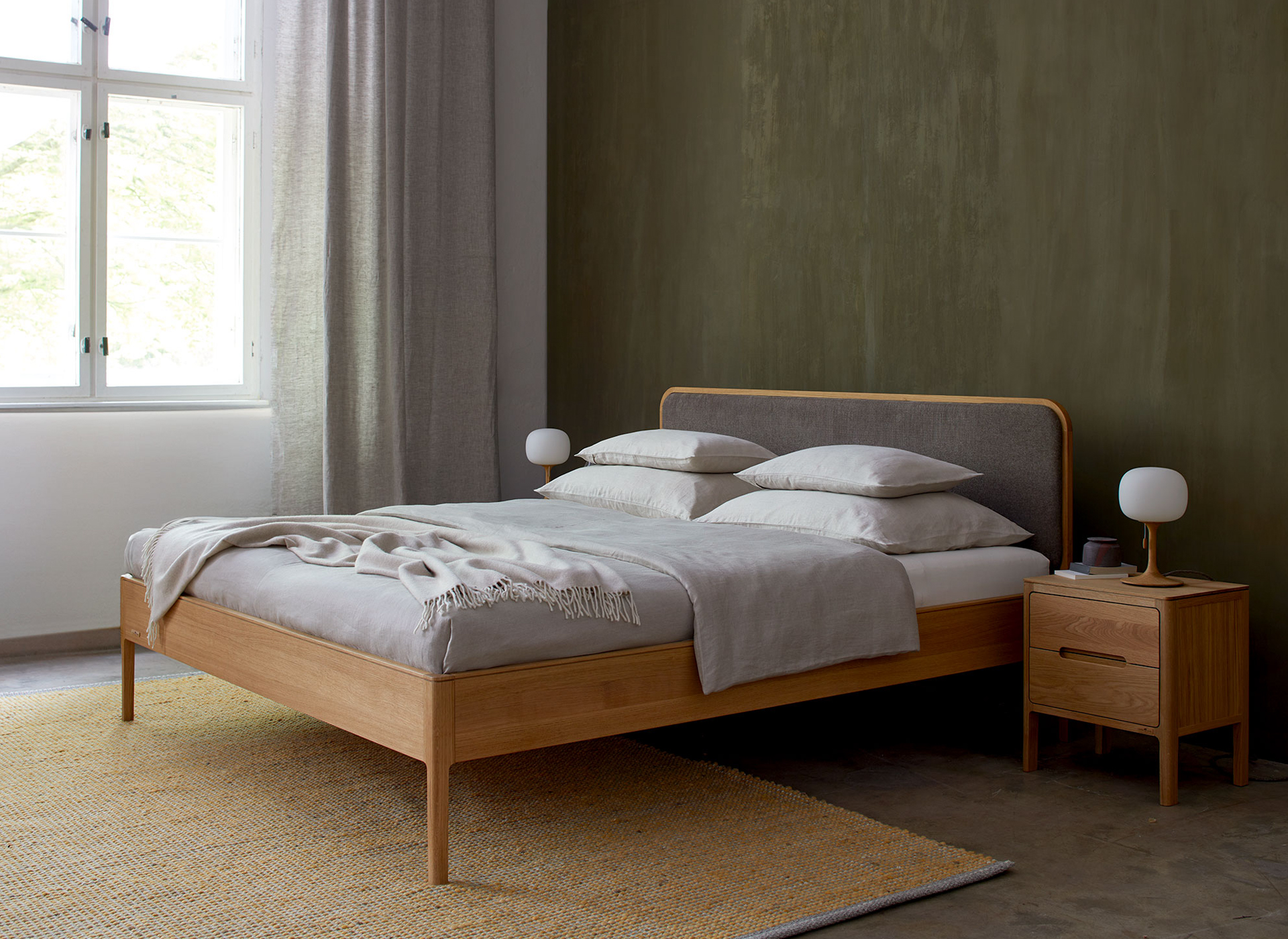 Massivholz Doppelbett Tenso mit Polsterbetthaupt und Nachtkästchen im Schlafzimmer