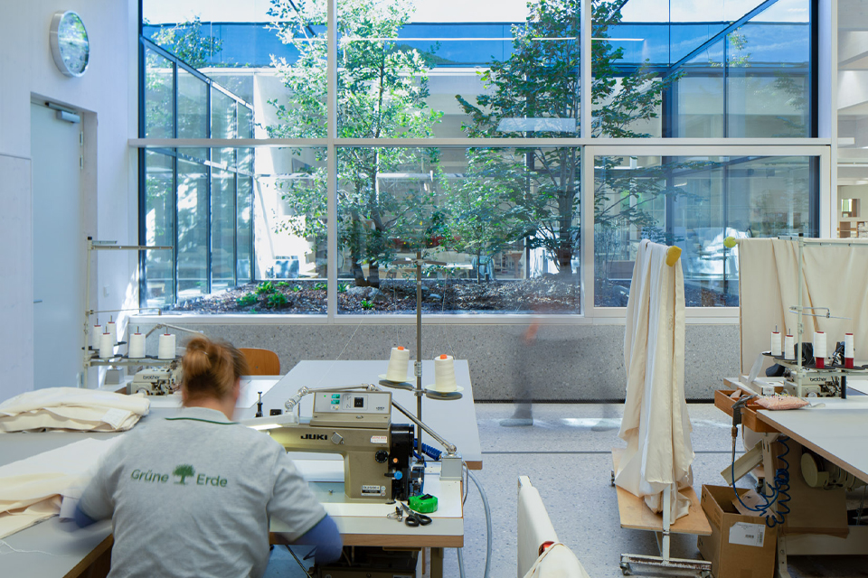 Mitarbeiterin an der Nähmaschine