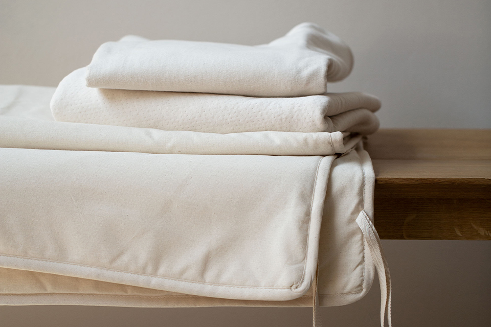 Auflagen liegen gestapelt auf einer Bank