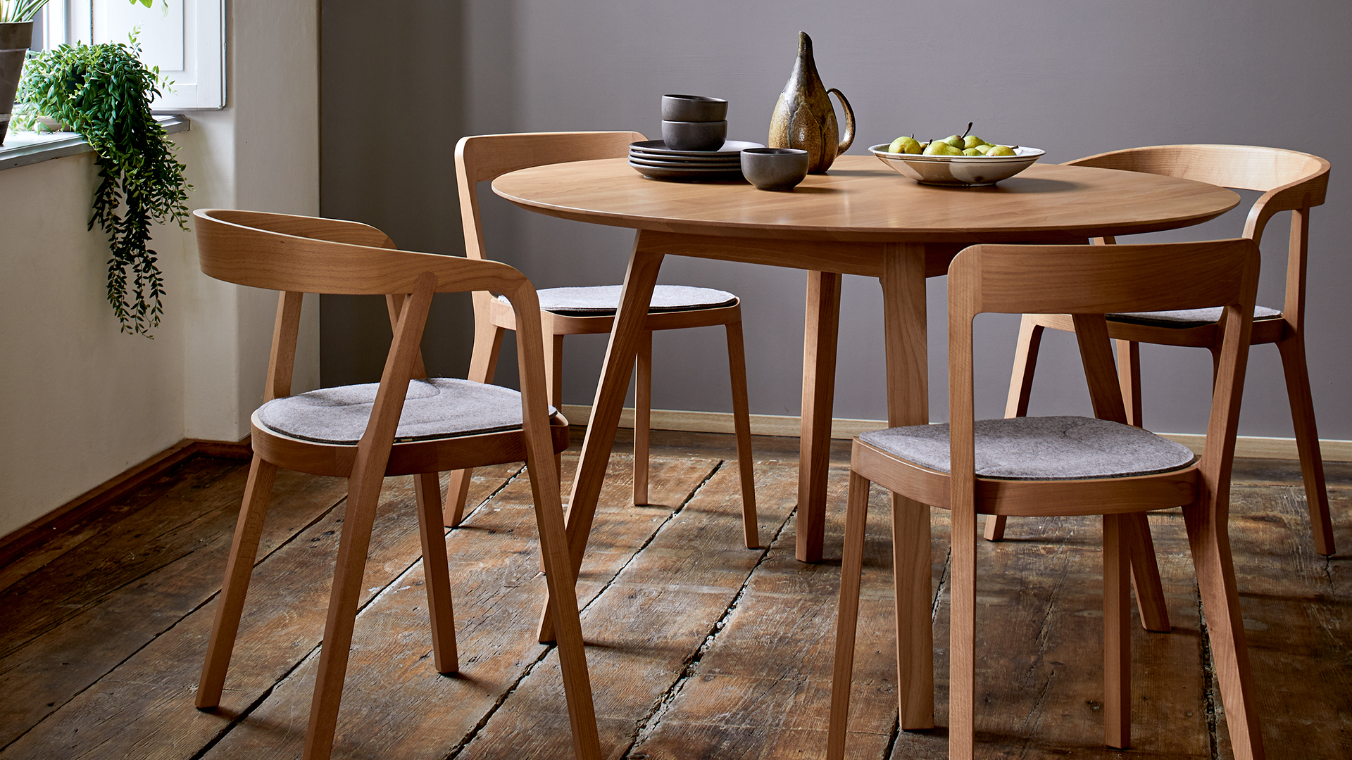 Esstisch mit Stühlen aus Buche im Esszimmer