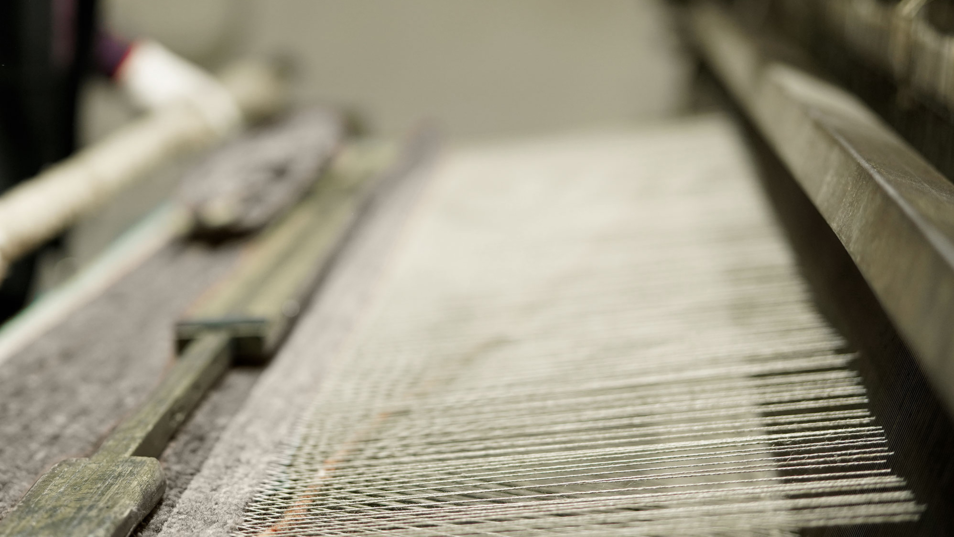 Webstuhl bespannt mit weißen Fäden