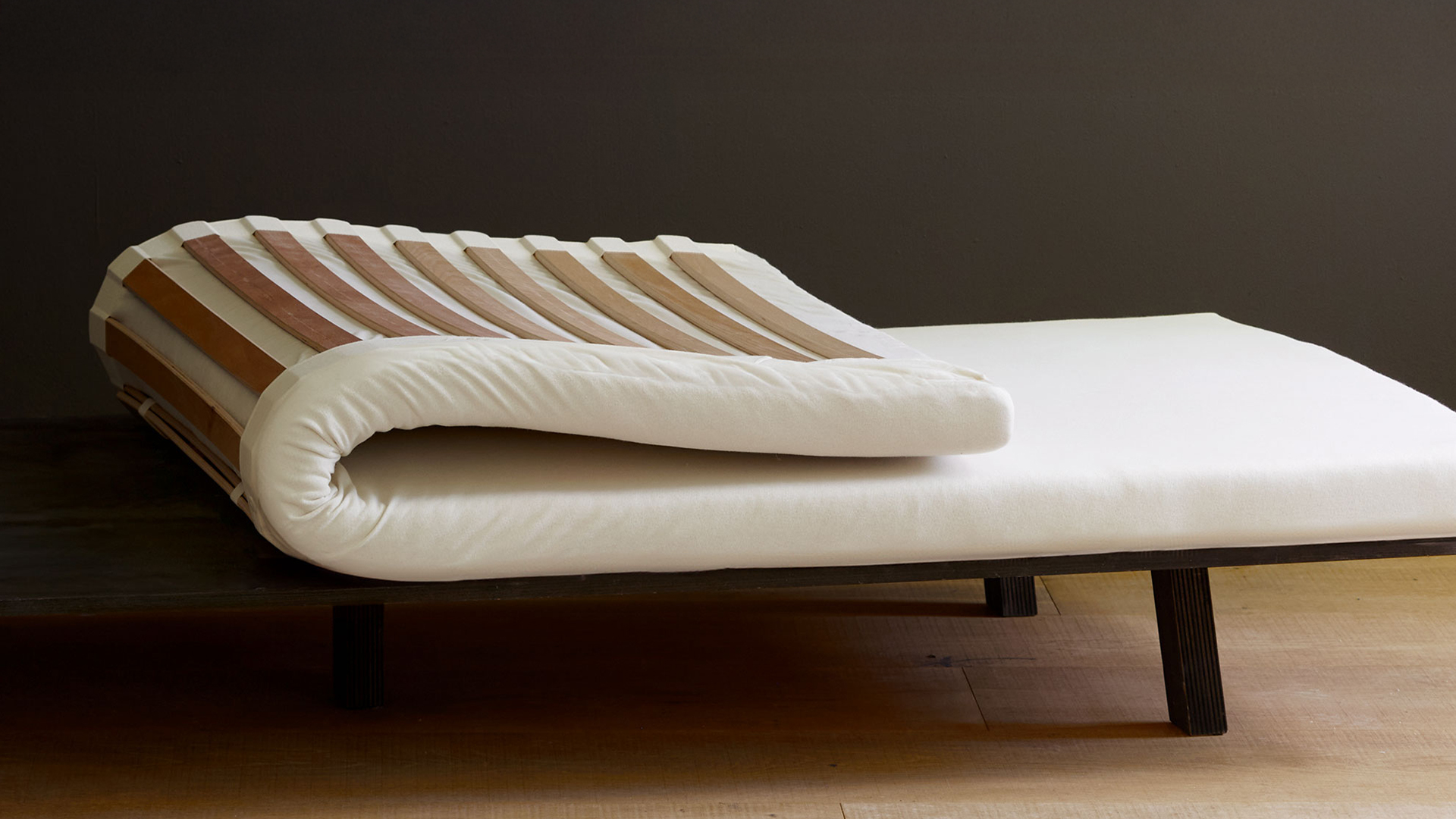 Individuelles Federelement auf dunklem Holzgestell