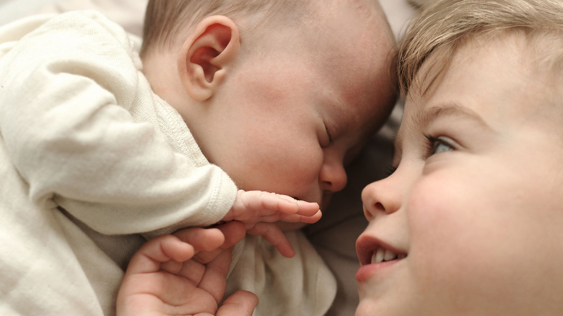 schlafendes Baby und Kleinkind nebeneinander liegend