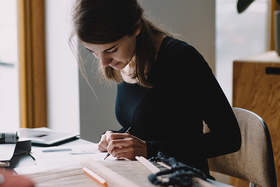 Designerin Natalie Pichler beim Skizzieren
