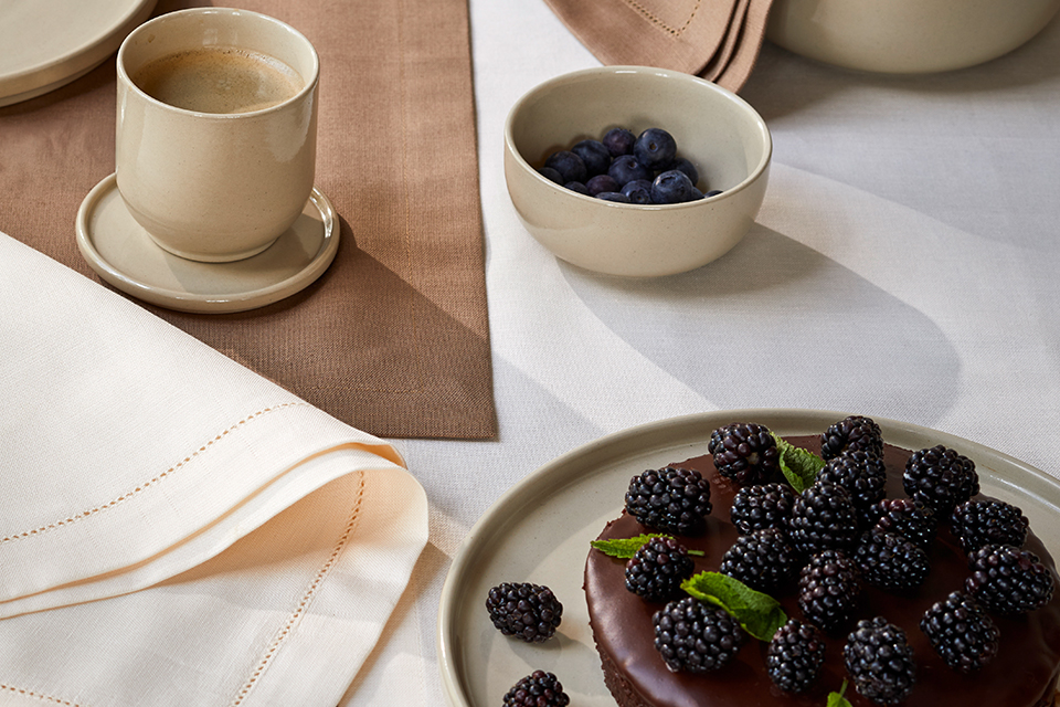 Tasse und Beeren auf Tisch arrangiert
