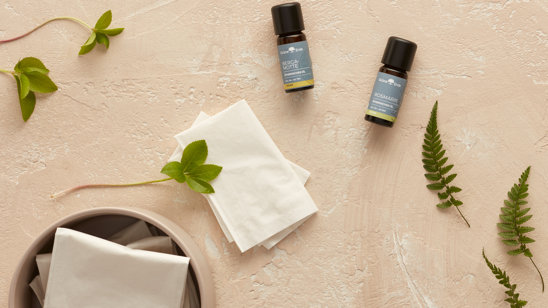 ätherische Öle und Tücher  dekorativ angeordnet