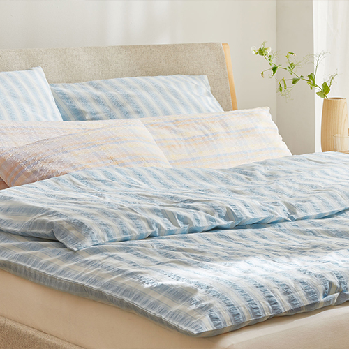 Blaugestreifte Bettwäsche