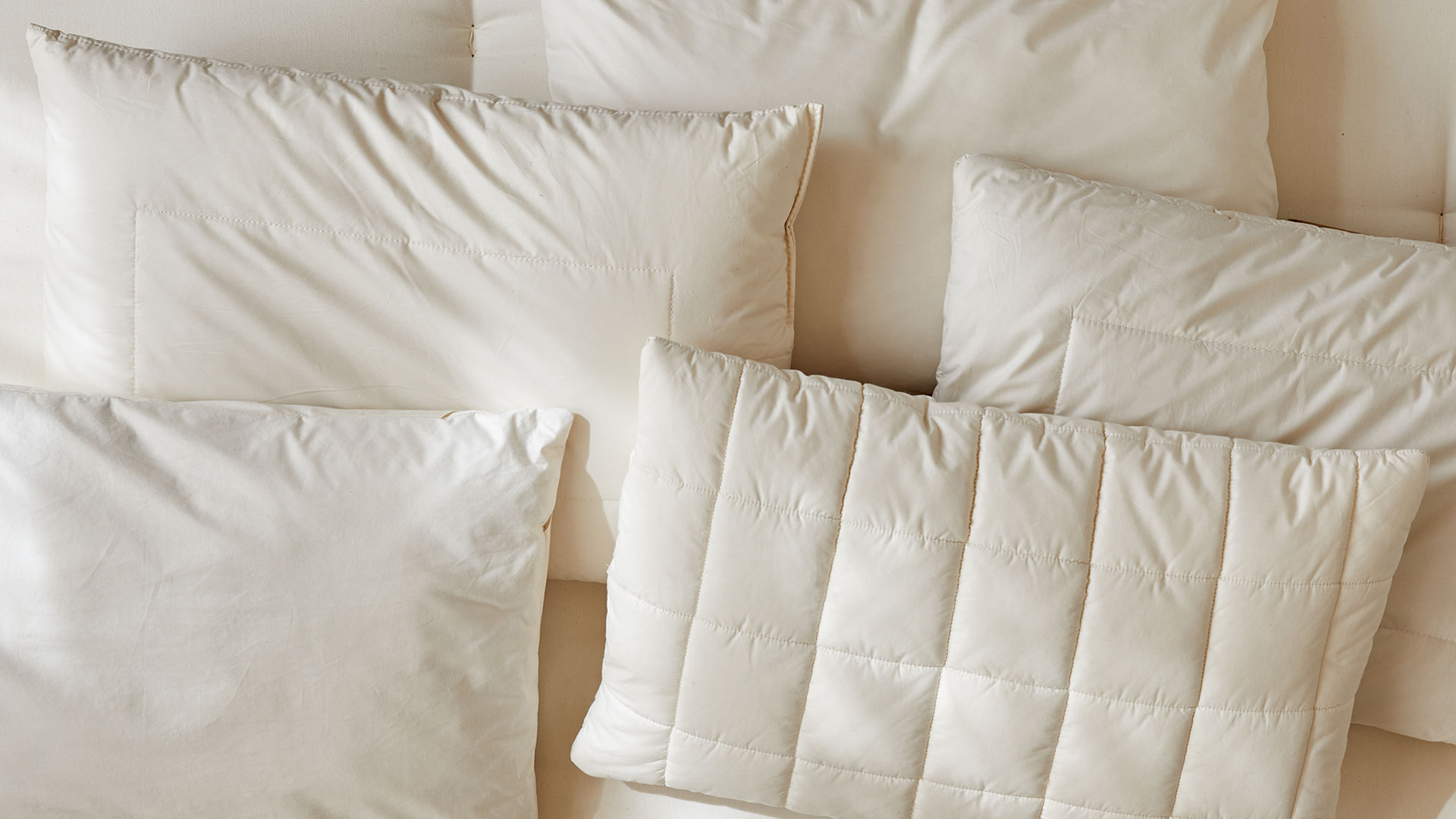 5 unterschiedliche Kopfkissen auf einer hochwertigen Naturmatratze