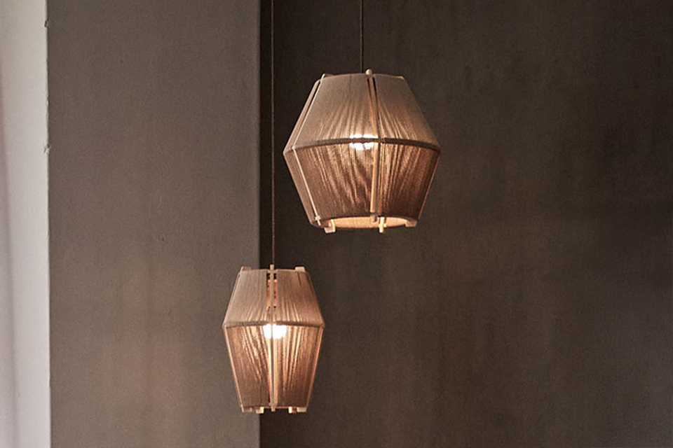 Design-Hängeleuchten aus Holz in warmem Ambiente