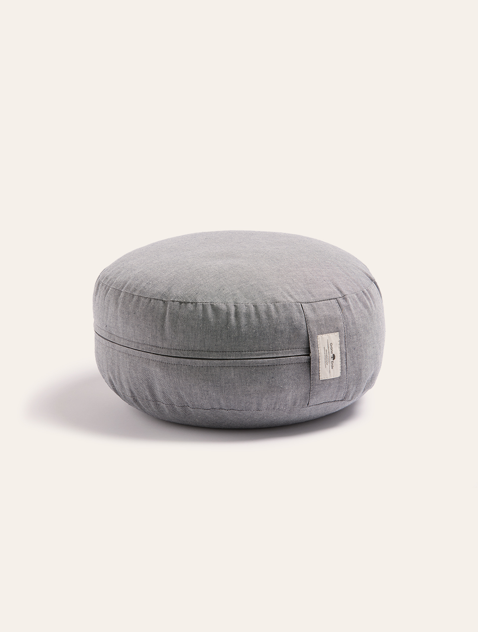 Yogakissen auf weißem Hintergrund