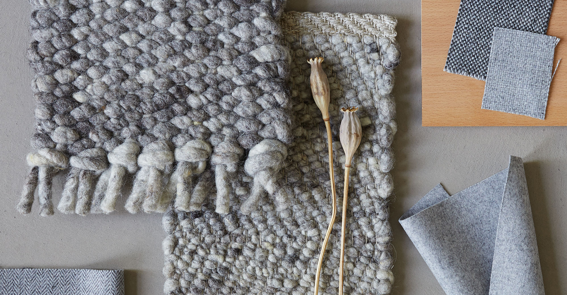 Försterin wandert durch das Forstgebiet