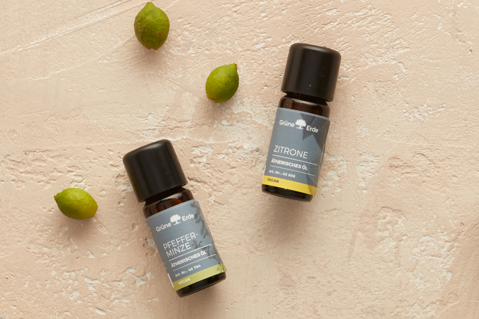 Ätherische Öle mit Knospen dekorativ präsentiert