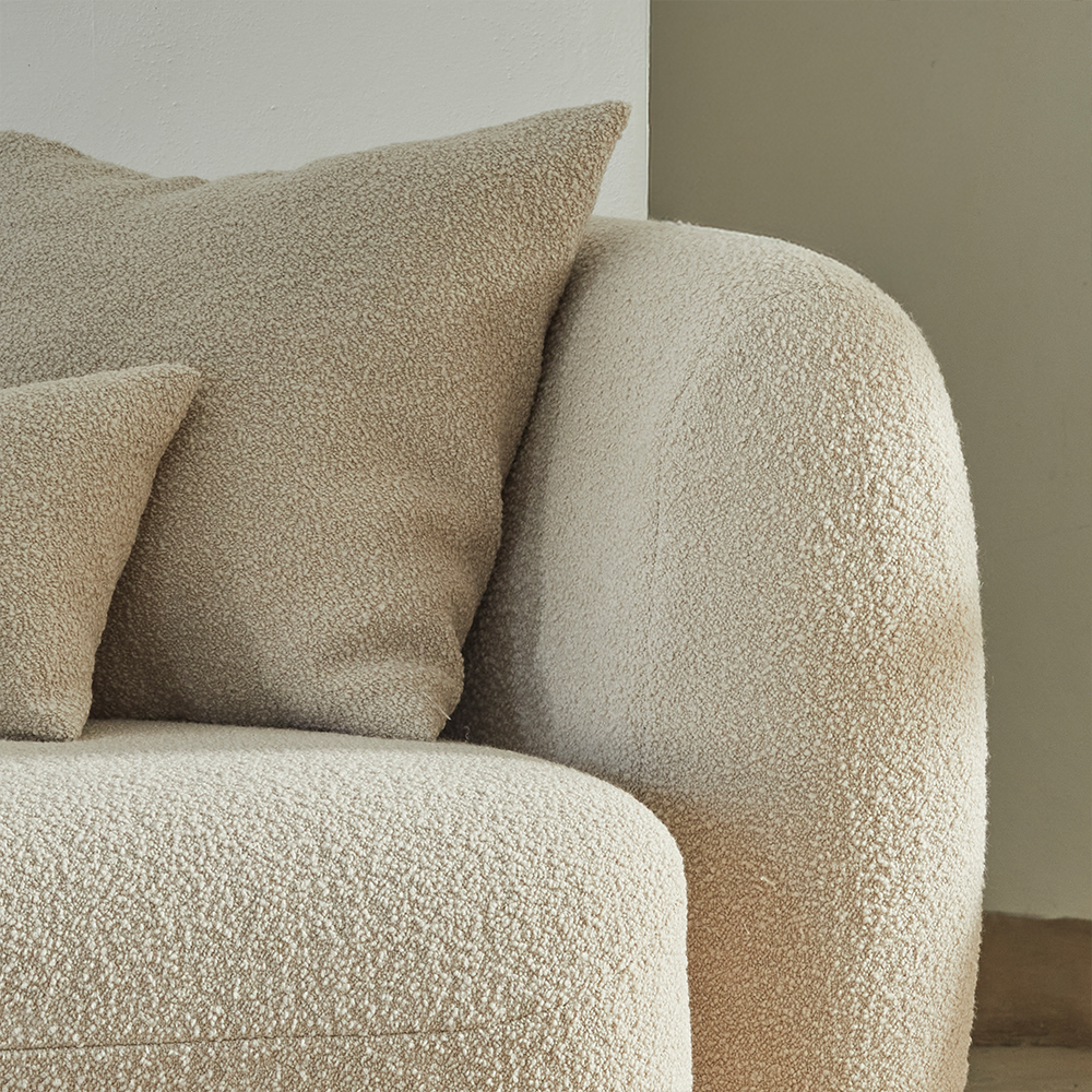 Sofa Veluna mit zwei Zierkissen