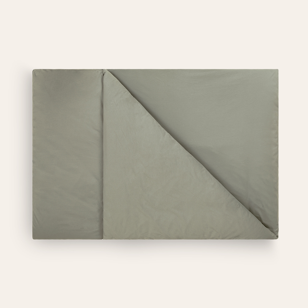 Grüne Bettwäsche auf weißem Hintergrund