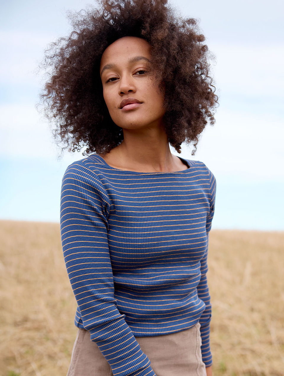 Frau trägt blau gestreiftes Langarm-Shirt