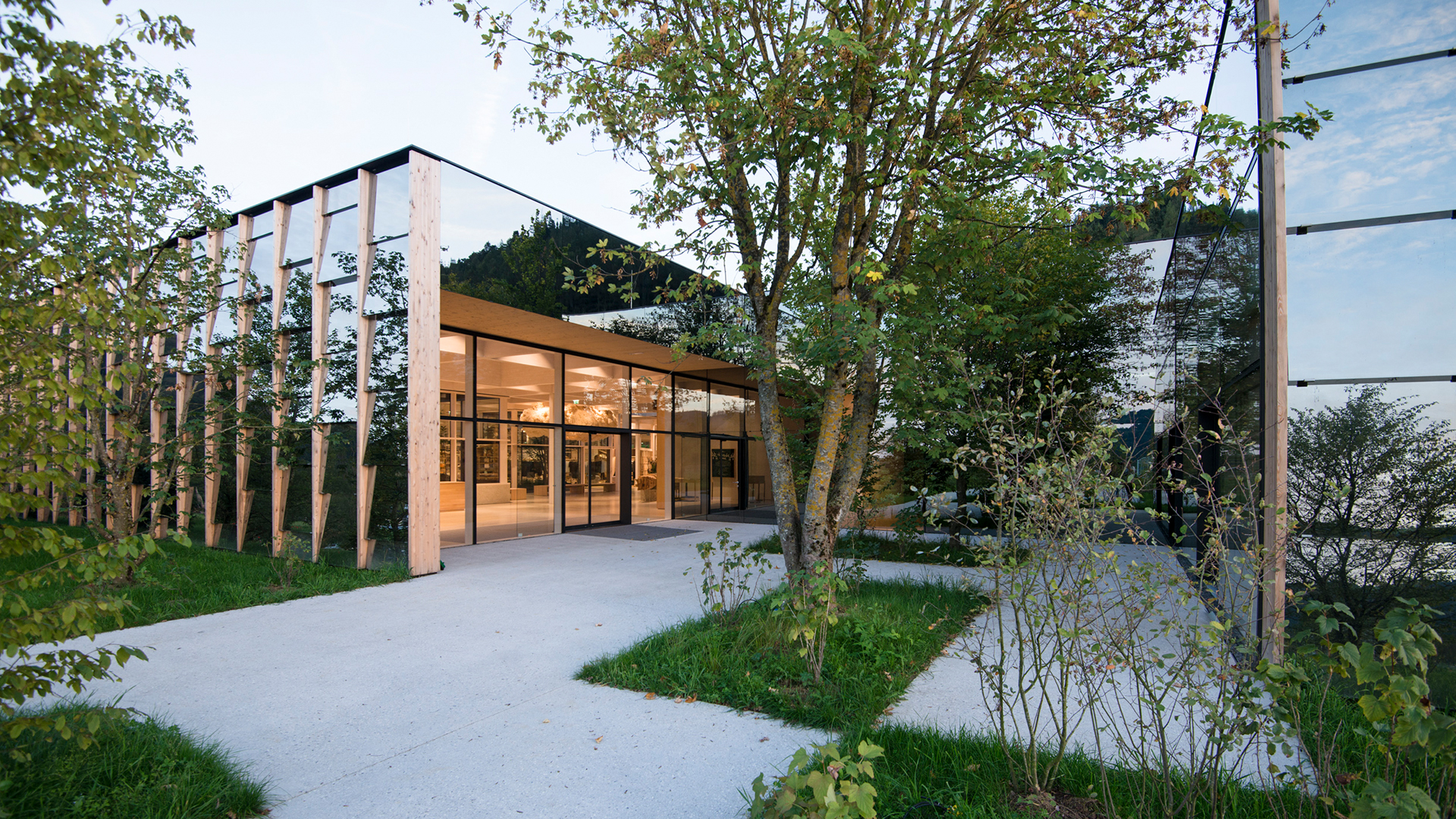 Eingangsbereich der Grüne Erde Welt mit Bäumen