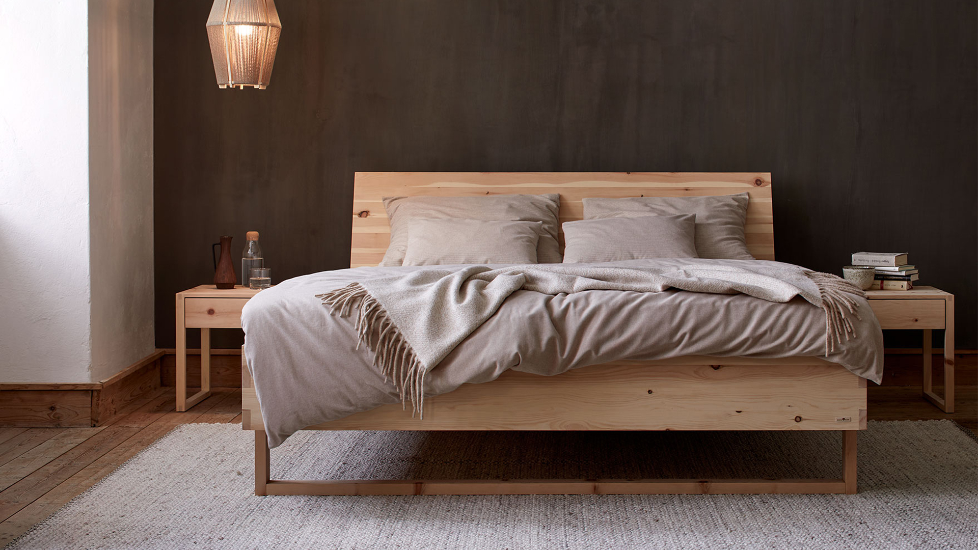 Zirbenbett Akato im Schlafzimmer