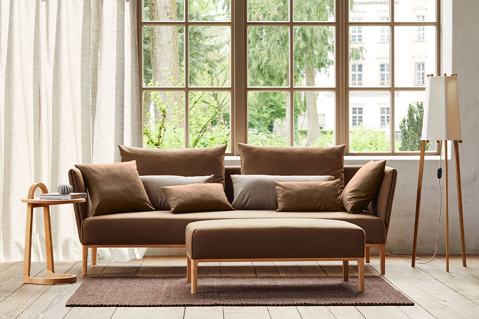 Braunes Sofa in einem Wohnziimmer