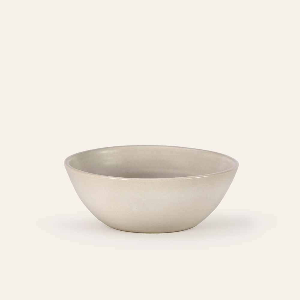 Schälchen aus Keramik vor weißem Hintergrund