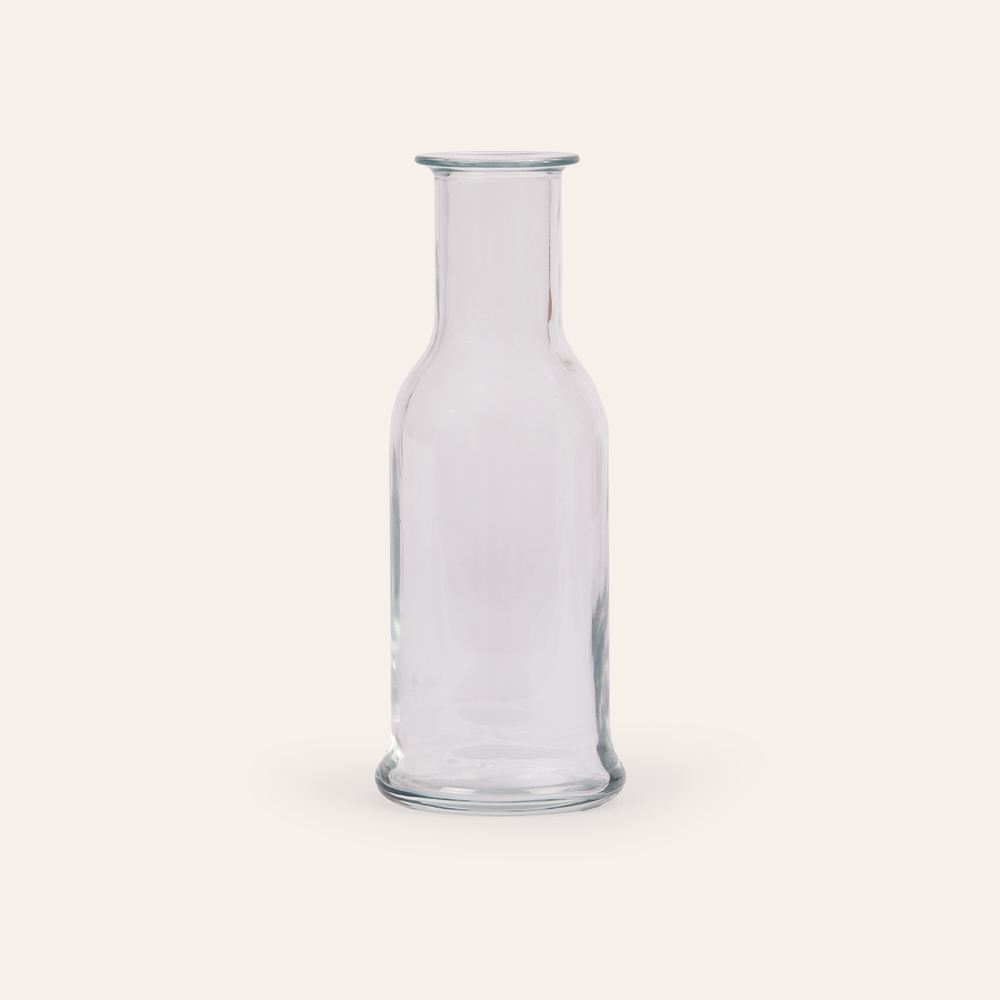 Eine Karaffe platziert auf einem beigen Hintergrund