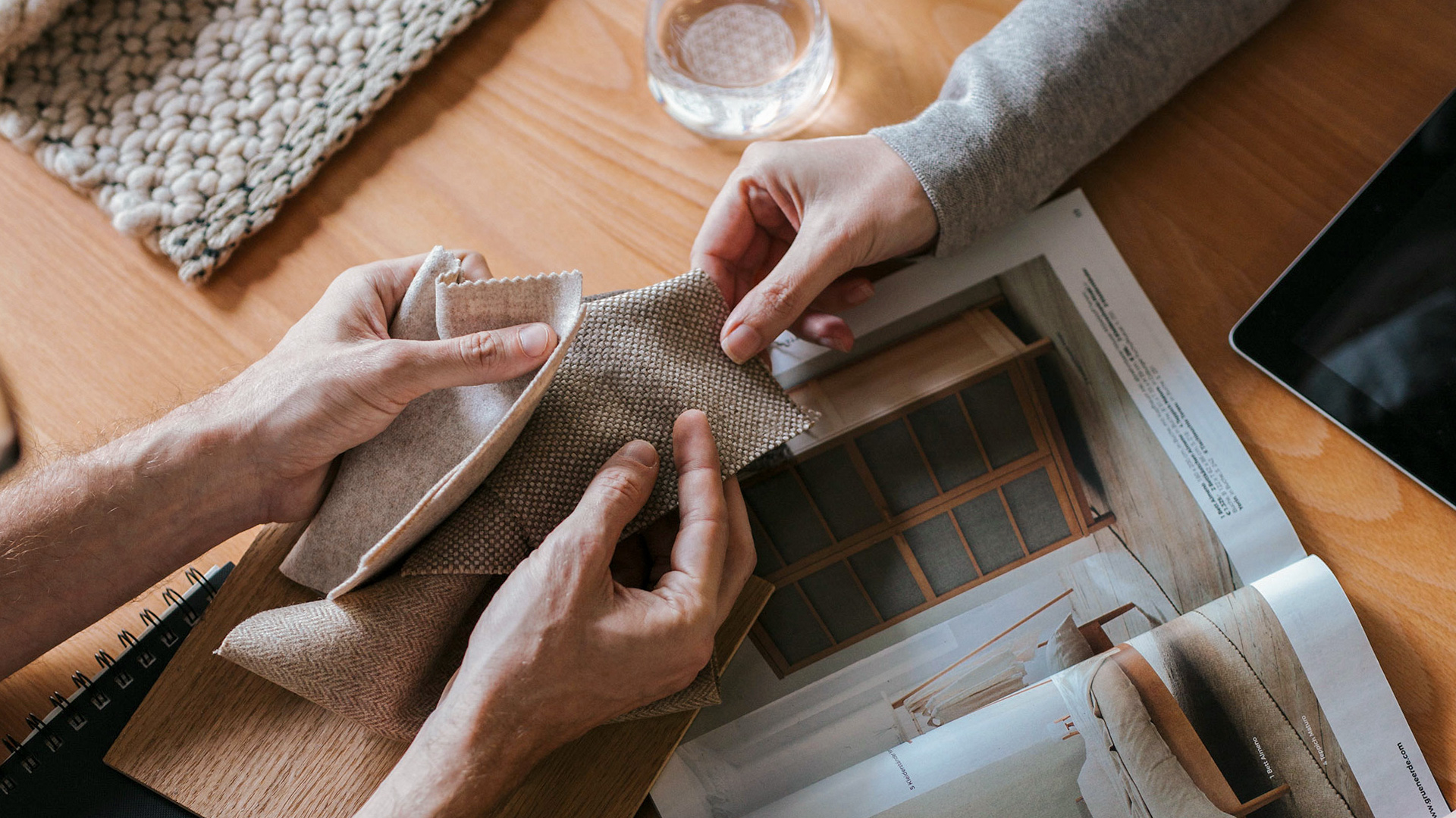 Shopper Ariana in den Farben Porzellan, Nougat und Ozean auf einer Holzbank