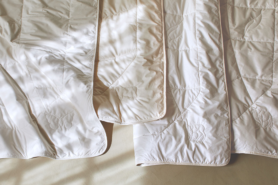 Ökologische Bettdecken auf einem grauen Untergrund