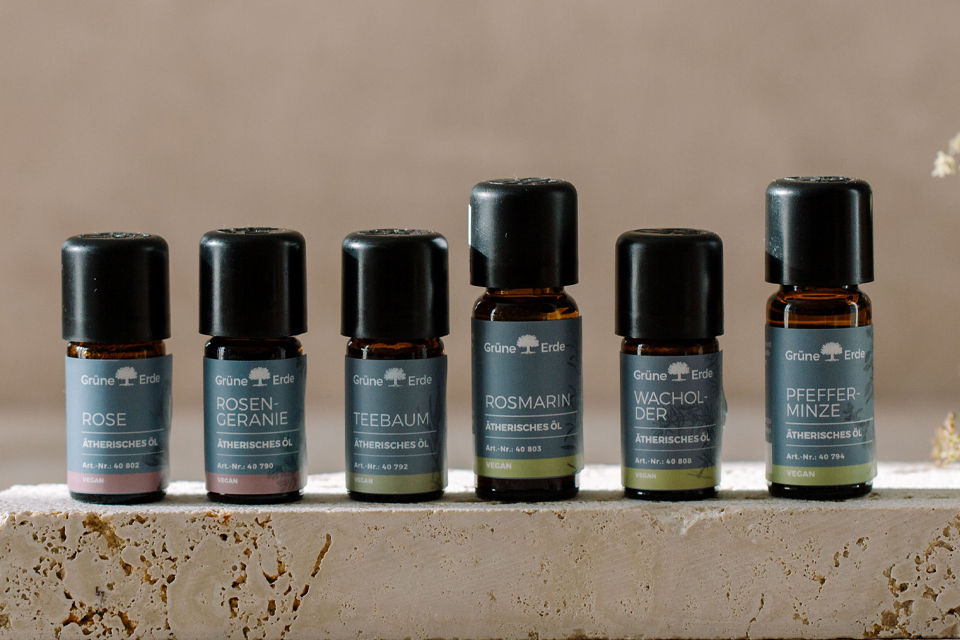 Mehrere ätherische Öle indunklen Flaschen auf hellem Untergrund