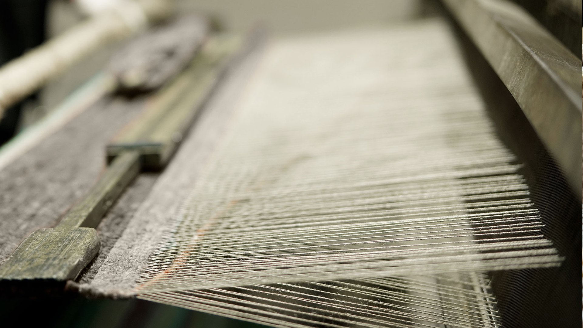 Webmaschine bespannt mit weißem Faden