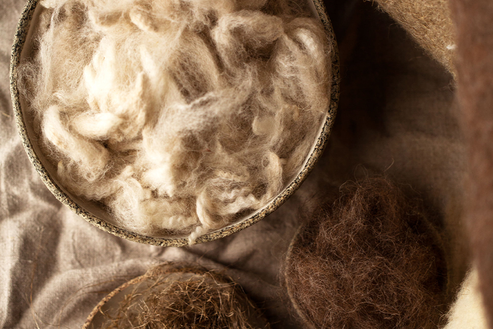 Drei Schüsseln mit verschiedenen natürlichen Füllmaterialien wie Schurwolle und Kamelhaar