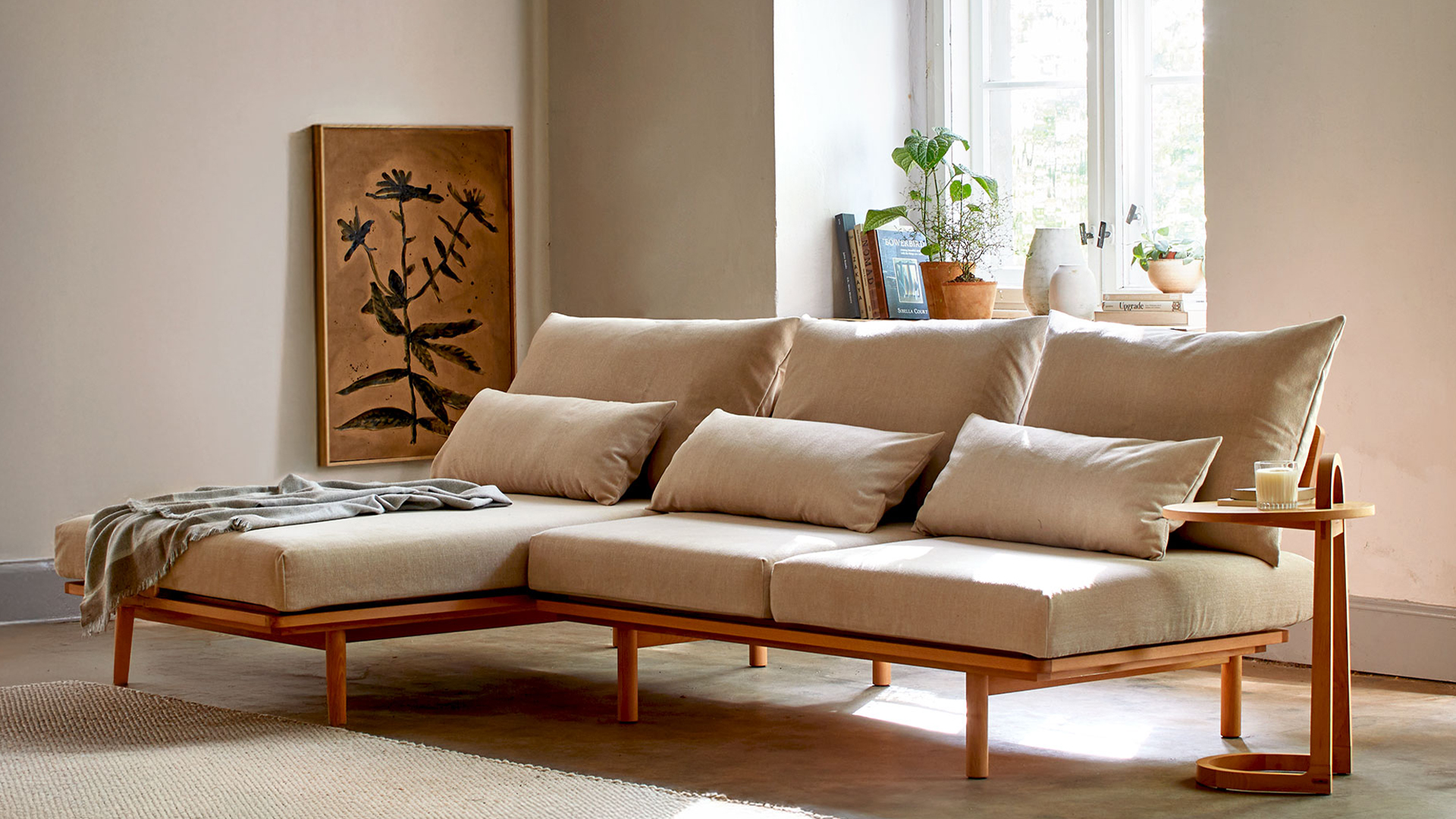 Beiges Polstersofa in einem hellen Wohnzimmer