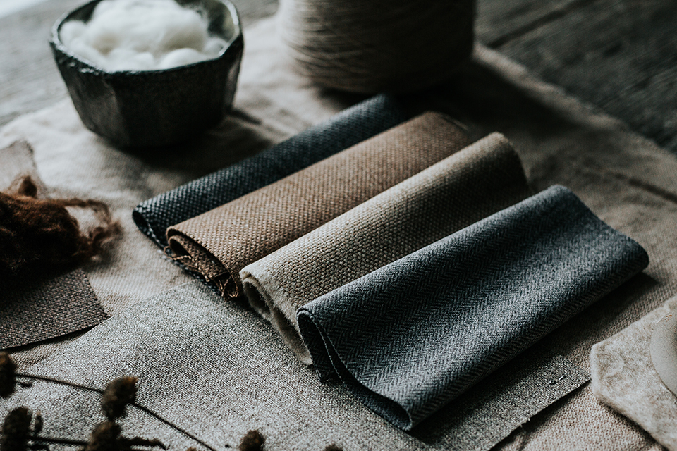 unterschiedliche Möbelstoffe aufgefächert