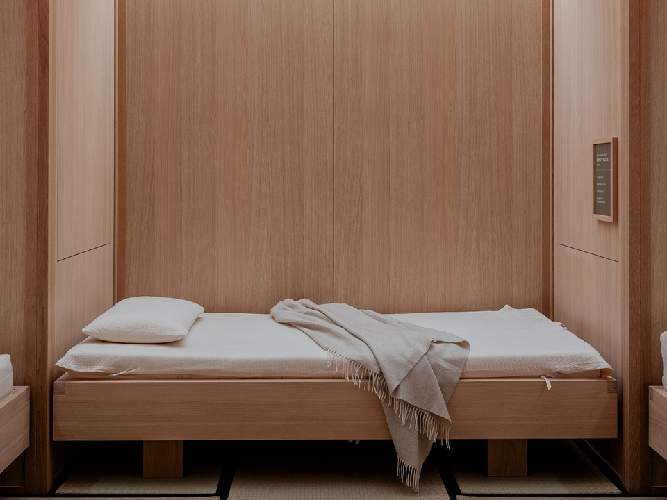 Unterschiedliche Decken sind zur Ansicht aufghängt