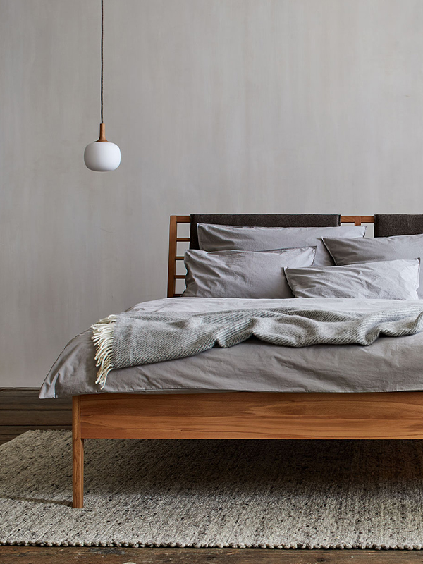 Massivholz Doppelbett Almeno mit Holzbetthaupt mit Sprossen und Housse