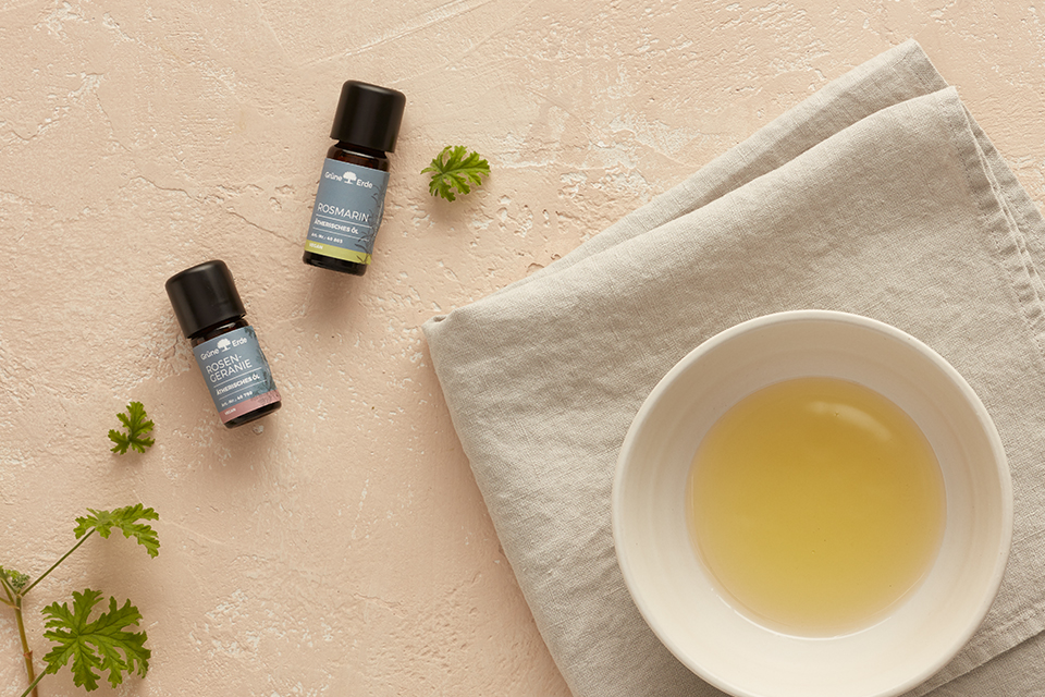 Zwei Aromaöle neben einer Schüssel mit Öl gefüllt