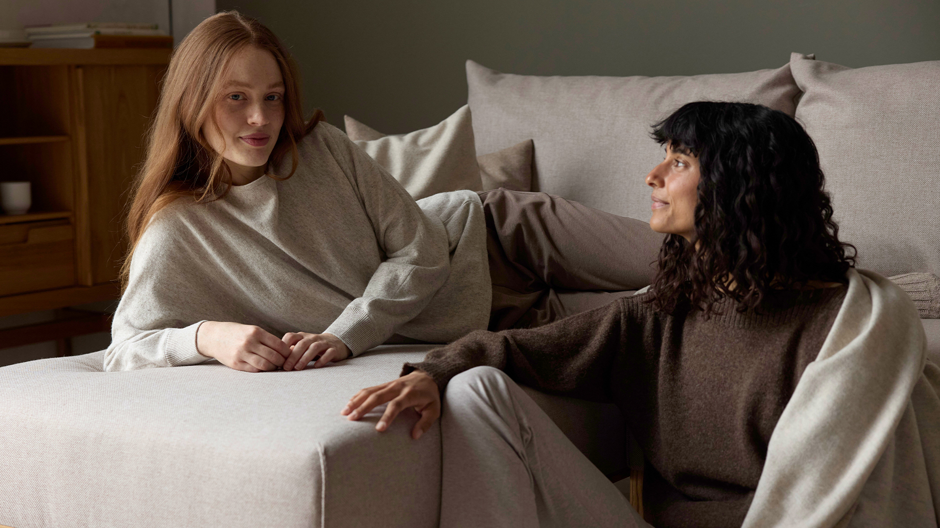 Zwei Freunde auf einem Sofa