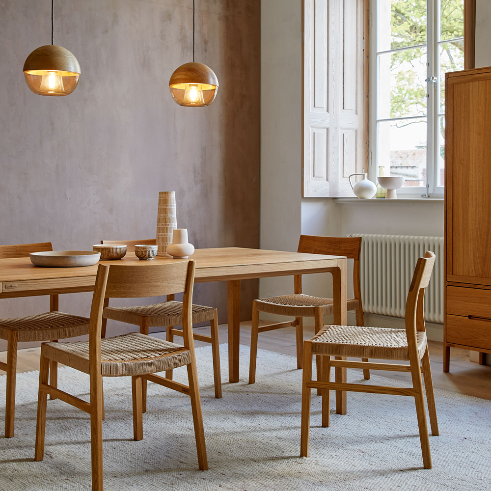Massivholztisch Tenso mit Stühle im Esszimmer