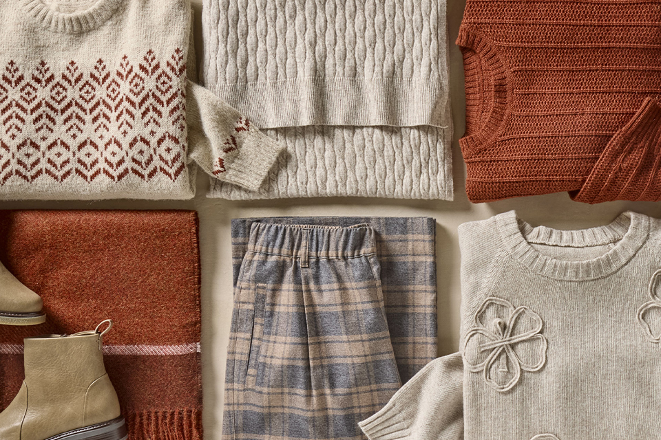 Auswahl gefalteter Textilien in warmen Naturfarben