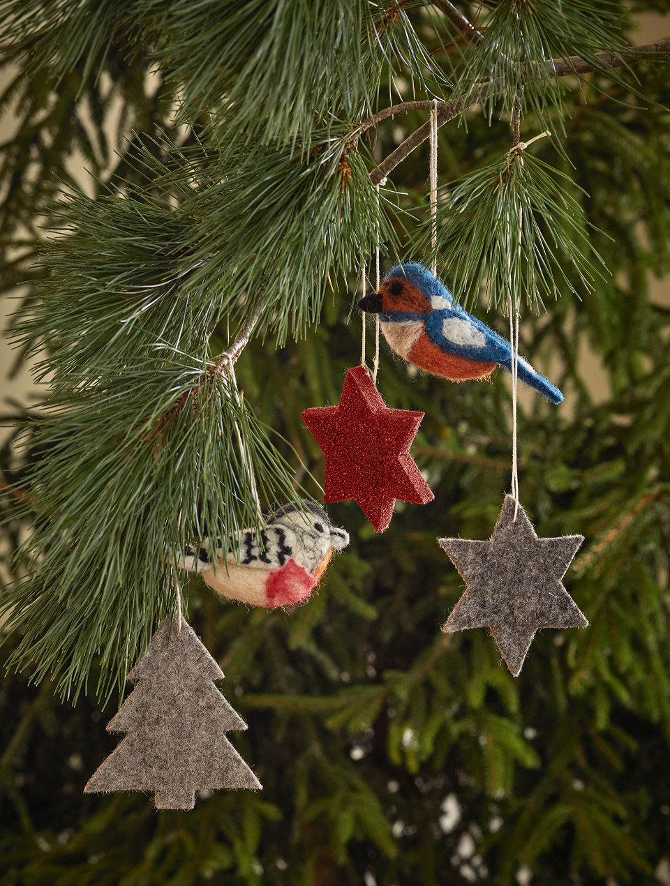 Tiere aus Filz hängen auf Christbaum