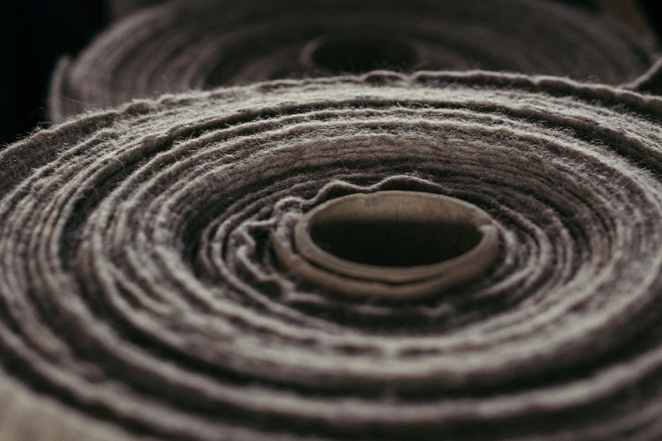 Detailbild von einer dunkelgrauen Stoffrolle