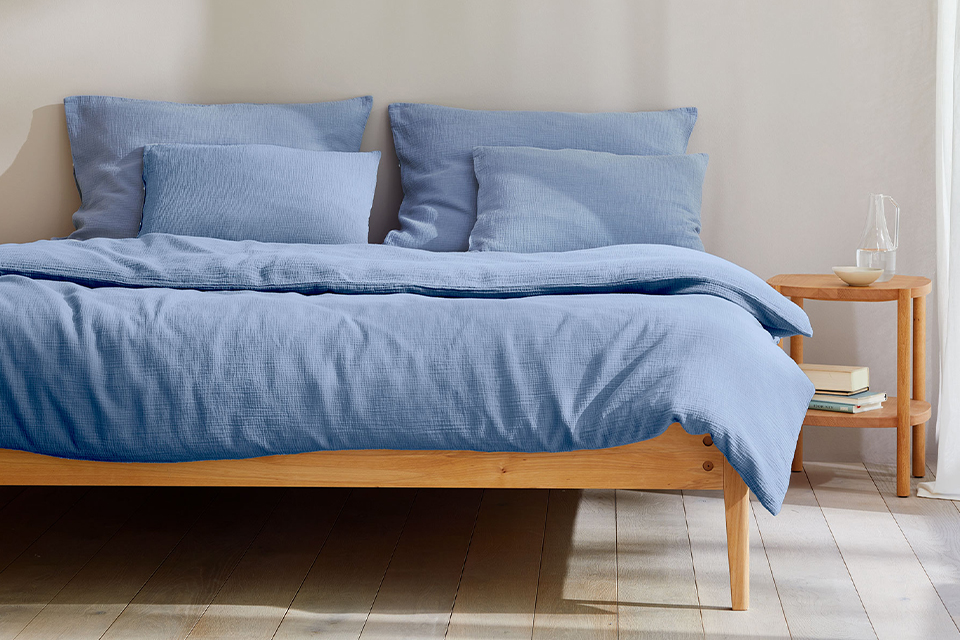 Bett Almeno mit Bettwäsche Vivien in blau