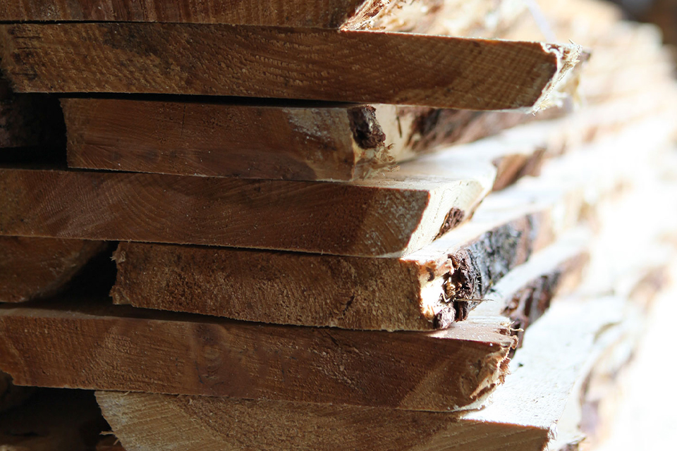 Stirnseite von einem Stapel Holzbretter