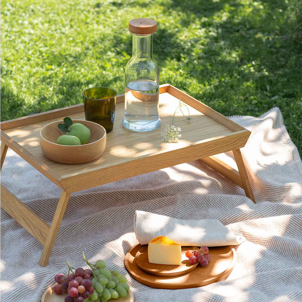 Karaffe, Glas, Schalen, Teller und Tabletttisch aus Holz