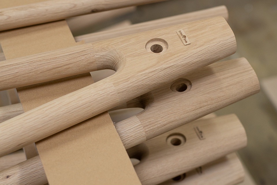 Detailaufnahme mehrerer Bauteile aus hellem Massivholz