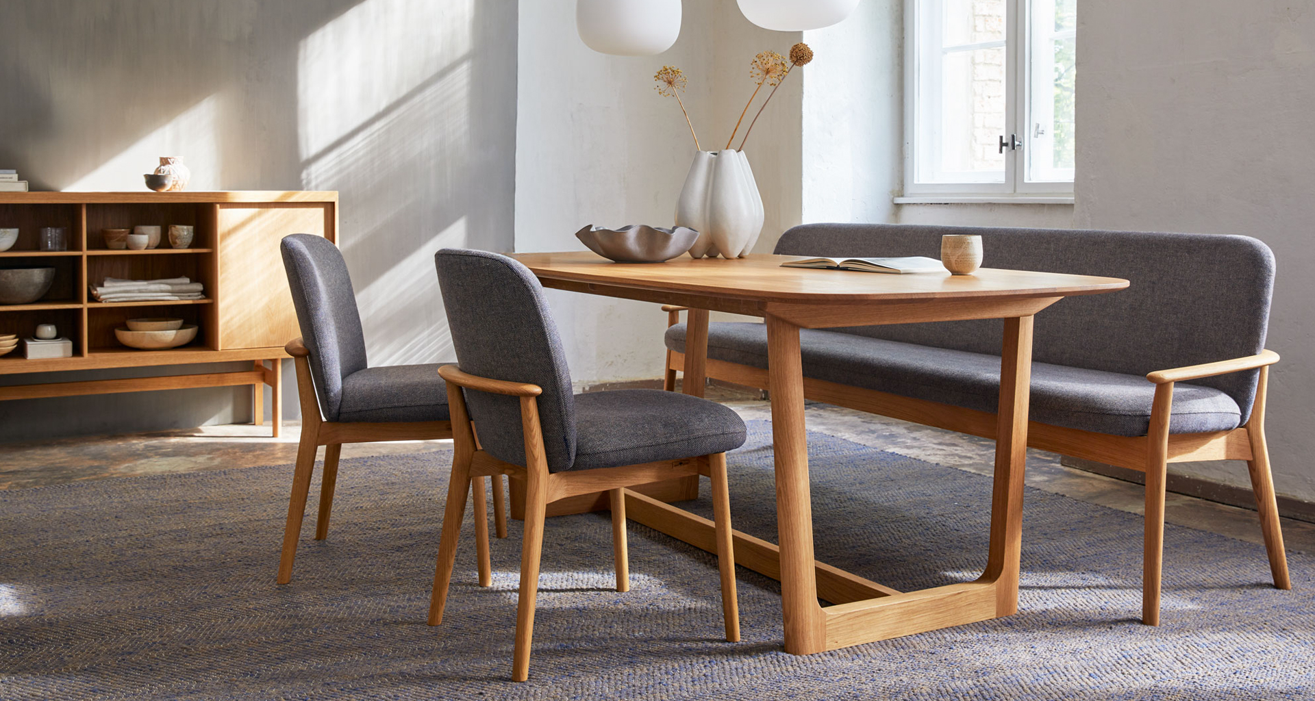 Massivholztisch und Polsterstühle im Esszimmer